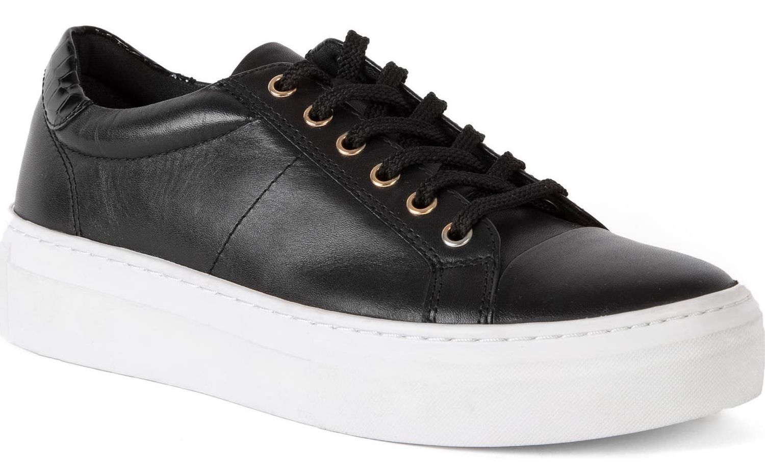 The Role of Black Sneakers in Minimalist Wardrobes: Essential Basics插图