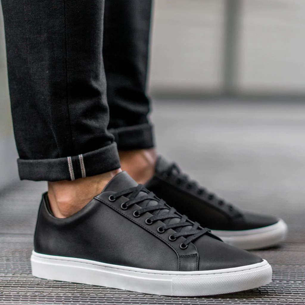 Black Sneakers for Travel: Comfortable and Stylish Options插图