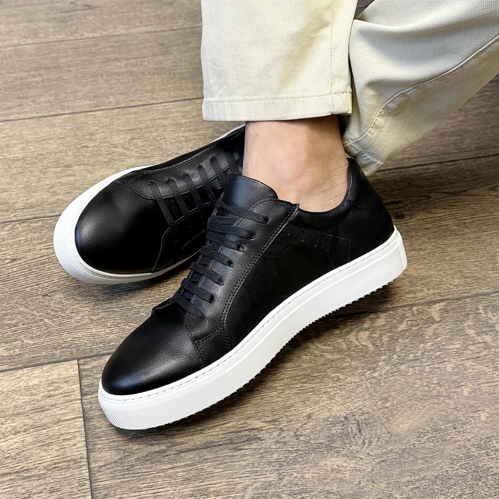The Role of Black Sneakers in Monochromatic Outfits插图